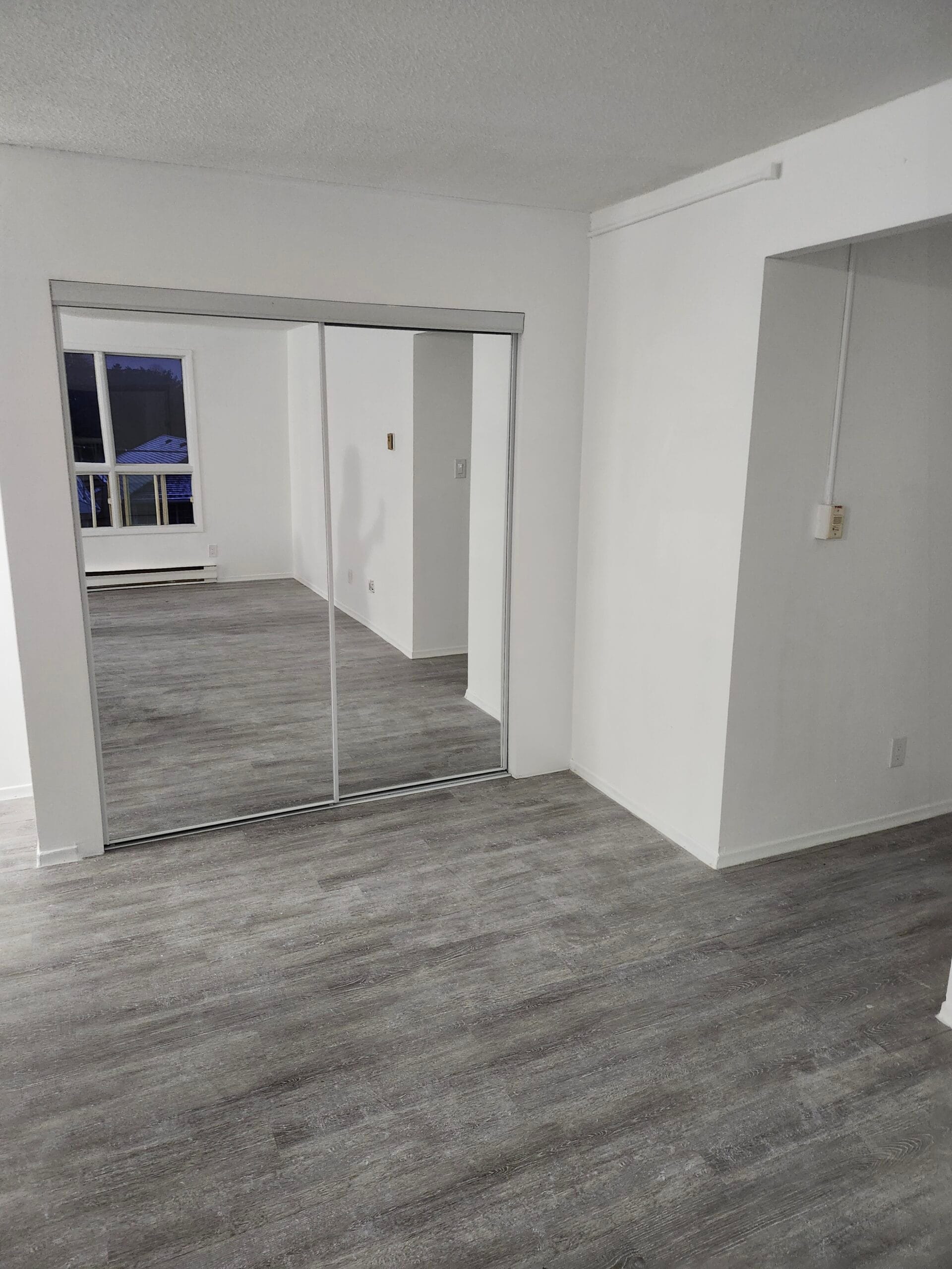 Renovated apartment with mirrored closet doors Toronto – MT Renovations